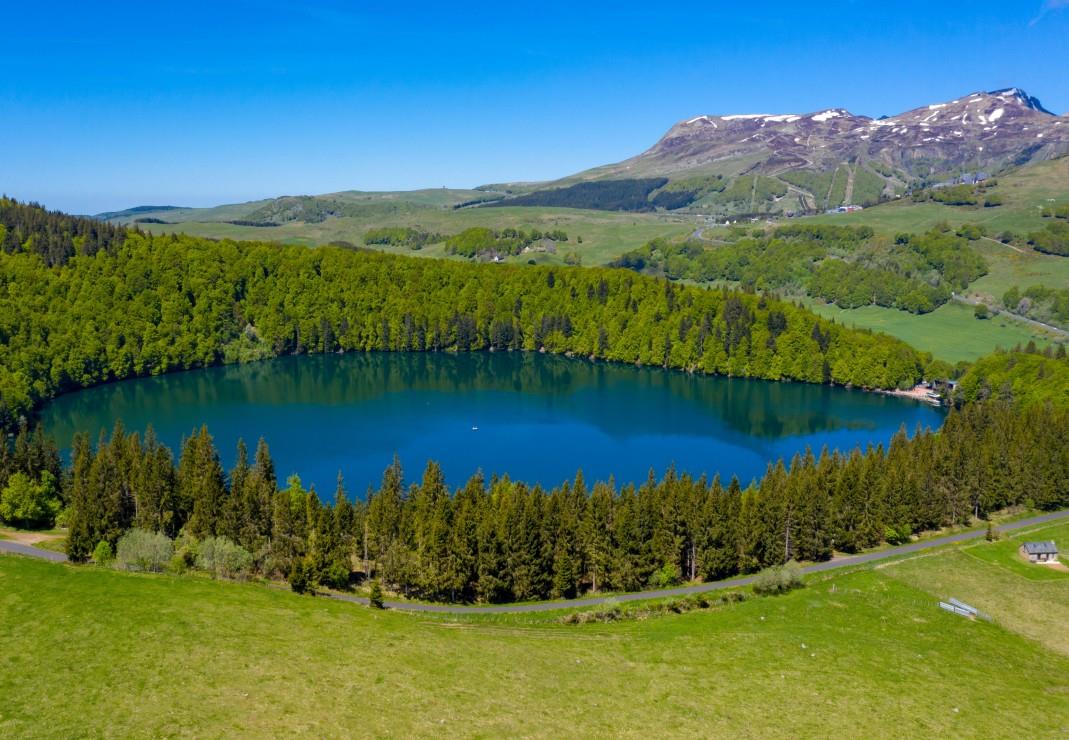 Bluebird Lac Pavin, Auvergne, France Jigsaw Puzzle (1000 Pieces)