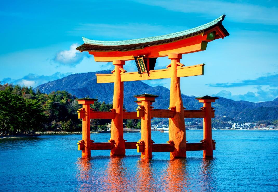 Bluebird The Torii of Itsukushima Shrine Jigsaw Puzzle (1500 Pieces)