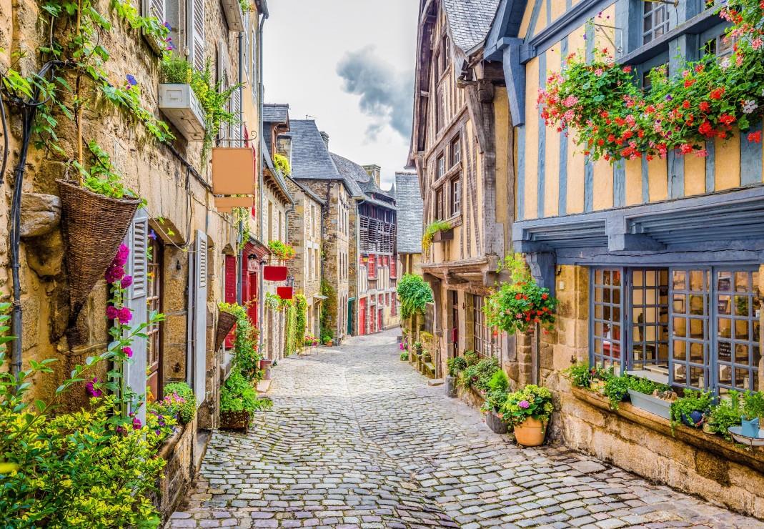 Bluebird Old City Jigsaw Puzzle (1000 Pieces)
